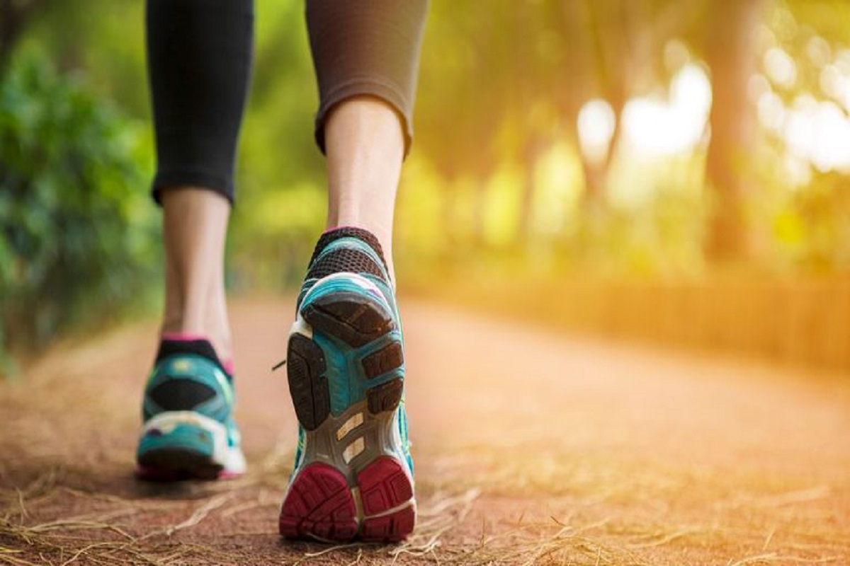 Reverse Walking Benefits: रोजाना उल्टा चलने के फायदे जानकर आप भी हो जाएंगे हैरान, पैरों को मिलती है मजबूती