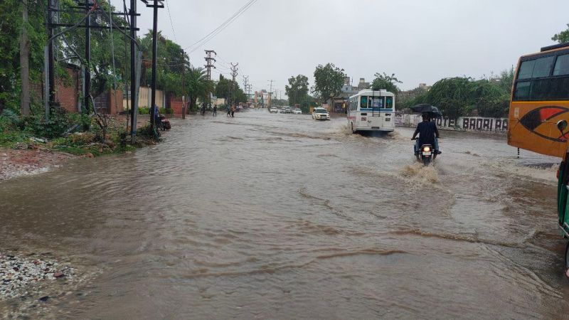 Heavy Rain Live Update: सड़कें बनी दरिया, घरों व दुकानों में घुसा पानी, कई वाहन बहे, देखें Video 