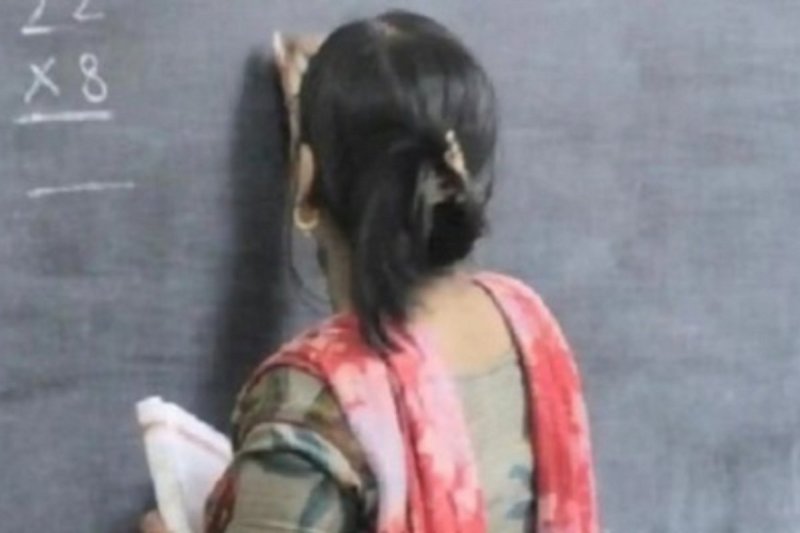 urdu-teacher-suspended-for-making-objectionable-remarks-on-female-teacher-post-in-agra.jpg