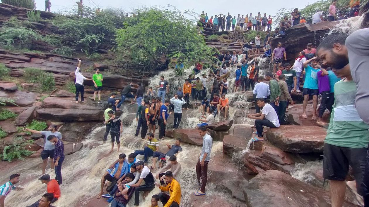 Weather: जोधपुर में चले झरने, देखें वीडियो