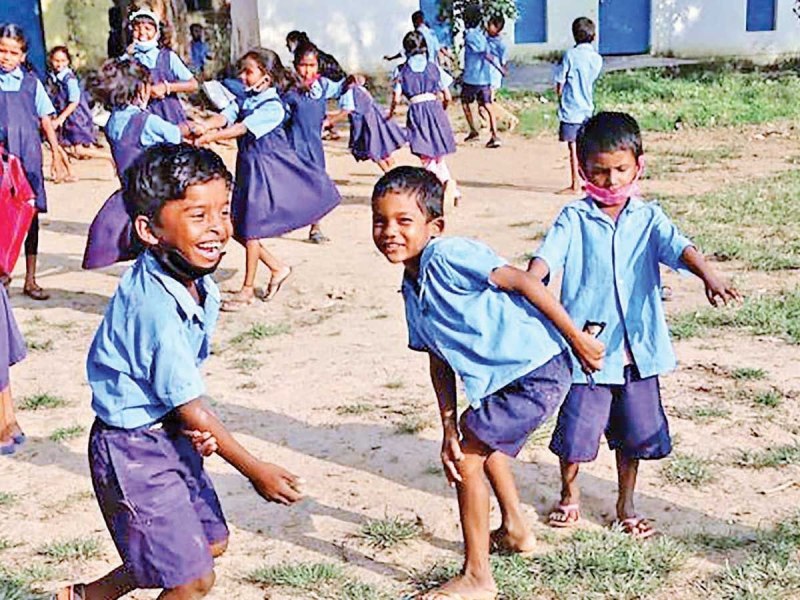  officer on School Inspection found the students roaming stopped the salary of staff in Etawah