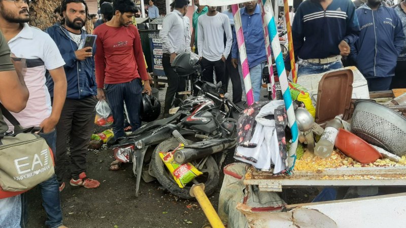 जो सामने आया,उसे टक्कर मारी