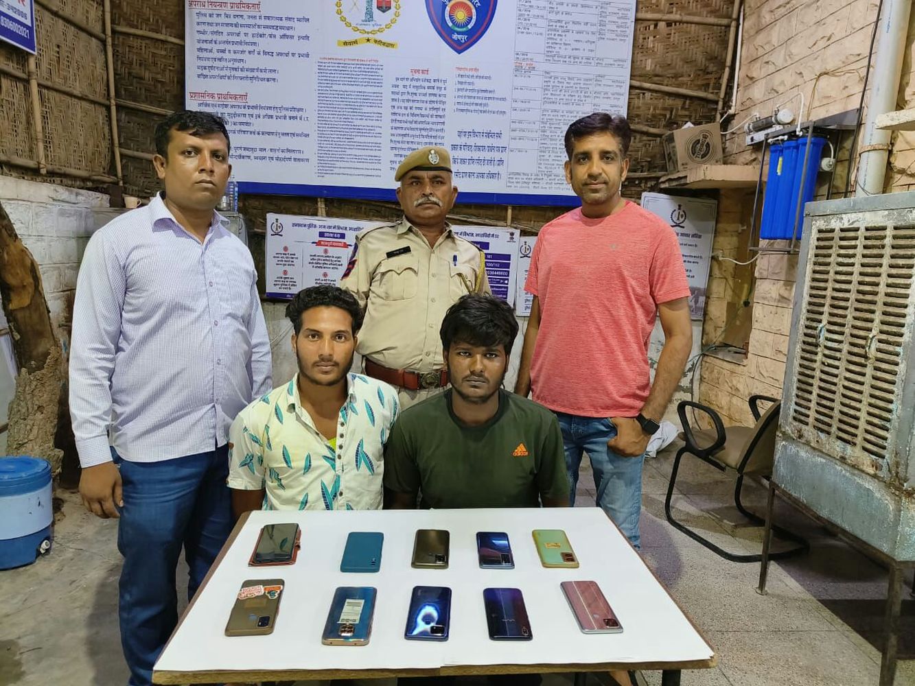 Bike and mobile thieves : बाइक चोरी में को पकड़ा तो मिले चोरी के इतने मोबाइल