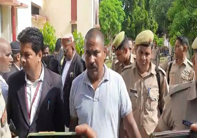 कोर्ट में पेशी के लिए जाता माफिया ध्रुव कुमार सिंह कुंटू