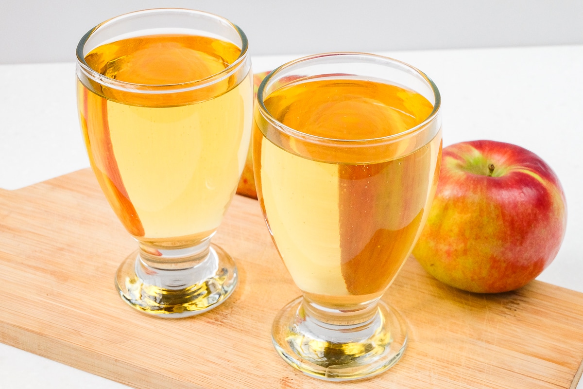 Apple Juice Benefits: सेब का जूस अस्थमा और हार्ट के बीमारियों के लिए है रामबाण इलाज, जानें इसके अन्य फायदे