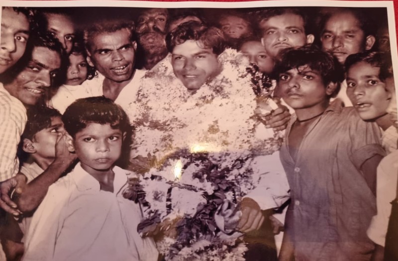 माउंट आबू. मानसरोवर से वापस लौटने पर फूलमालाओं से कश्यप का भव्य स्वागत करते उनके मित्र।