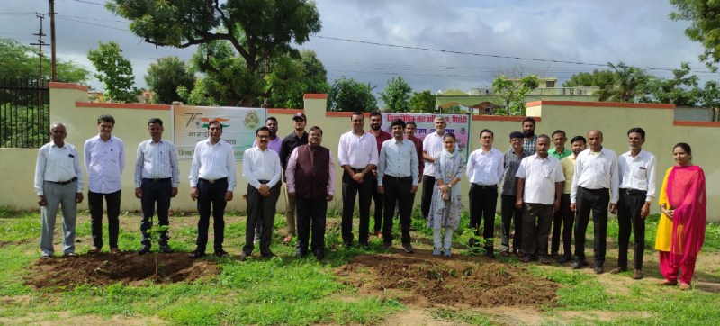 न्यायाधीशों ने फलदार व छायादार पौधे रोपे