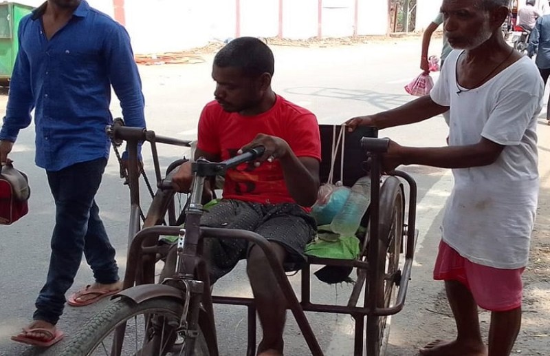 सड़क पर दर-दर की ठोकर खाने को मजबूर विकलांग संदीप