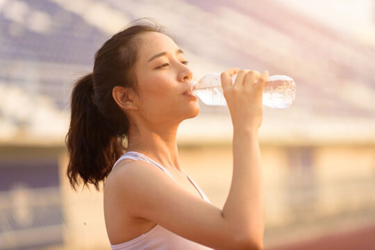 Side Effects: क्या आप भी खड़े होकर पीते हैं पानी? तो हो जाएं सावधान, सेहत को हो सकता है नुकसान