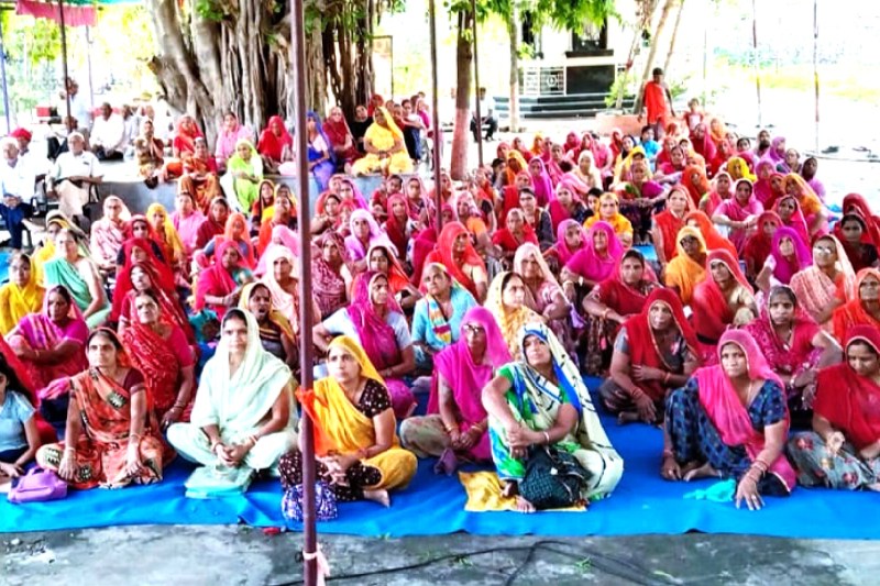 राम और लक्ष्मण को केवट के नदी पार कराने का प्रसंग सुनाया