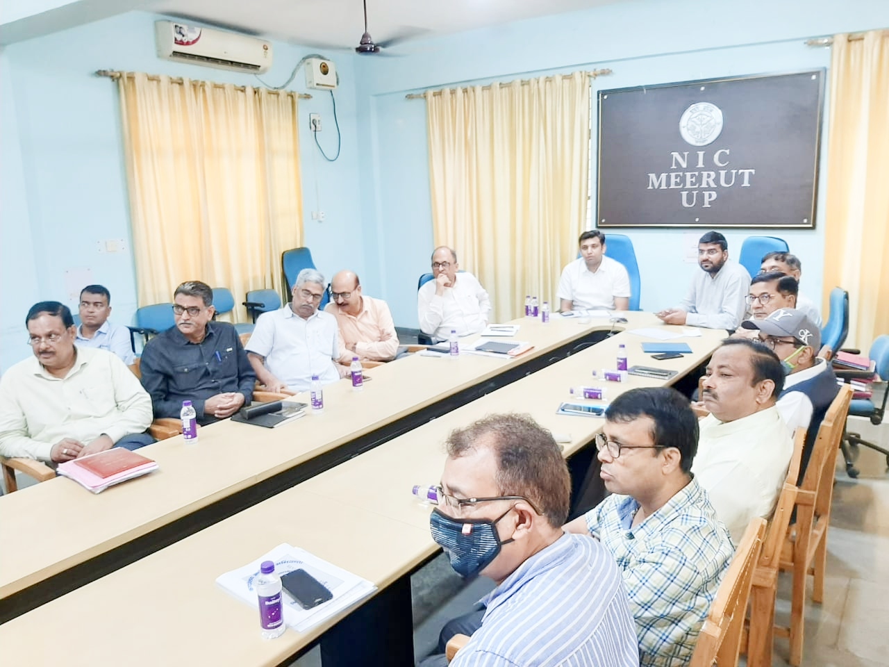 मतदाता पहचान पत्र को आधार से जोड़ने के लिए मतदेय स्थलों पर लगाए जाएंगे विशेष कैंप