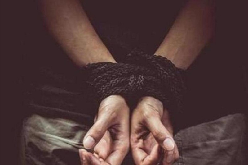 Criminals kidnapped a sand-cement businessman Jitendra Yadav by breaking the glass of the car in Siwan