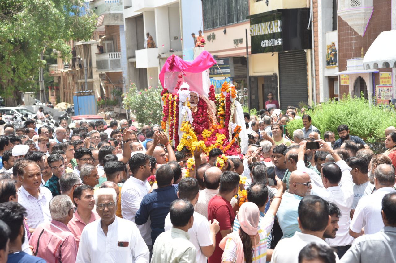 बाबा के जयकारों से दी संत भाऊ कन्हैयालाल को अंतिम विदाई