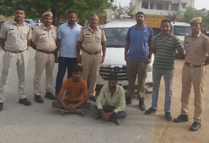 Smuggling : तस्करों ने पंक्चर कार आठ किमी भगाई, आग लगी तो रोकी