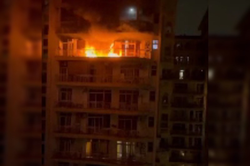 massive-fire-broke-out-in-flat-on-the-12th-floor-of-nri-residency-society-noida.jpg