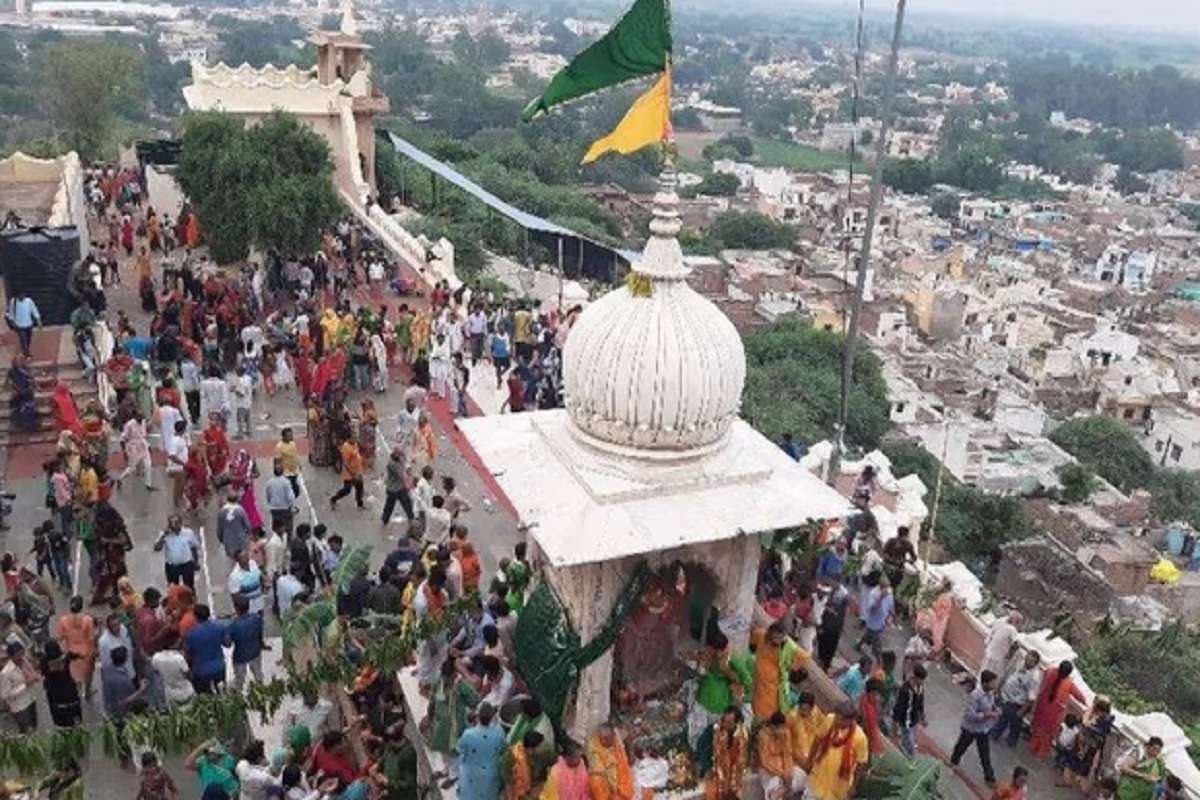 हरियाली तीज पर बांके बिहारी सोने-चांदी के झूले पर हुए विराजमान, दर्शन कर भक्त खुशी से झूमे