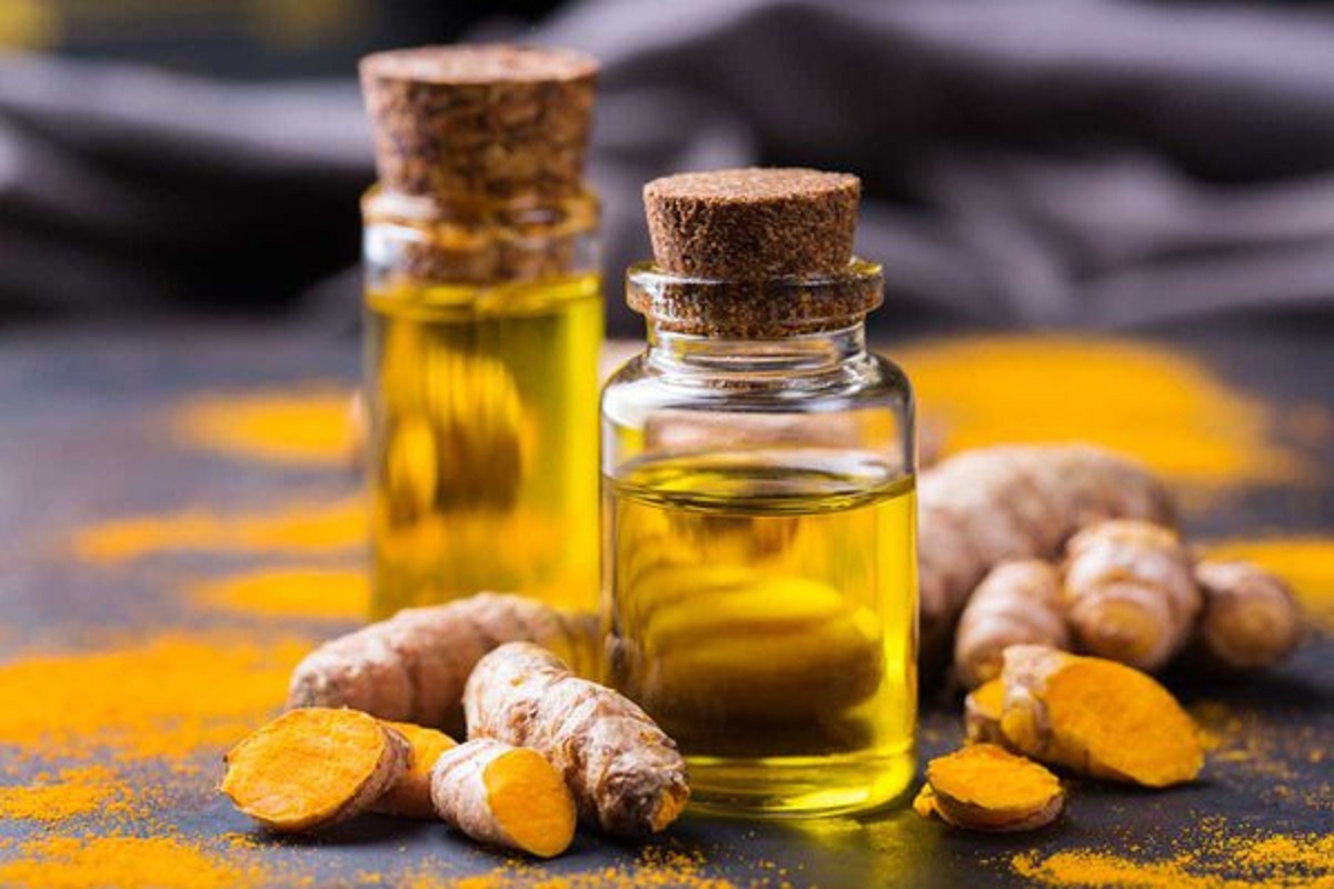 Turmeric Oil Benefits: हल्दी के तेल से मिलते है ये अद्भुत फायदे, जोड़ों के दर्द से राहत दिलाने में होता है मददगार