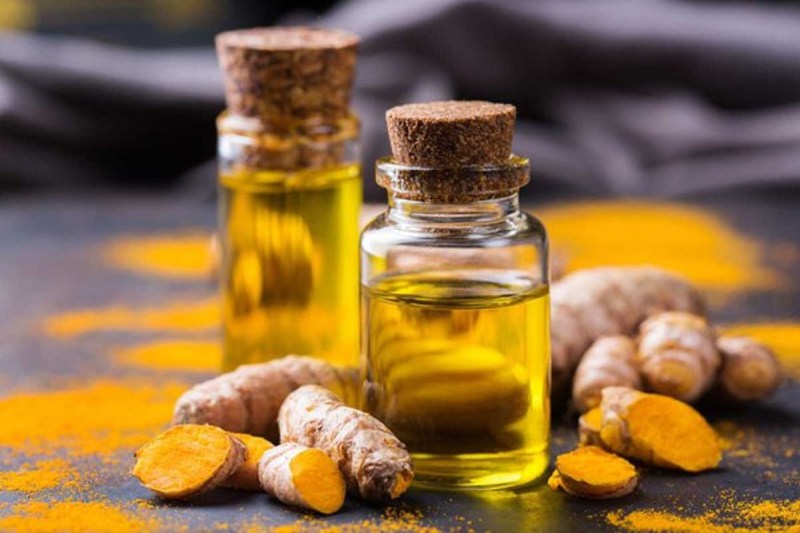 Turmeric Oil Benefits: हल्दी के तेल से मिलते है ये अद्भुत फायदे, जोड़ों के दर्द से राहत दिलाने में होता है मददगार