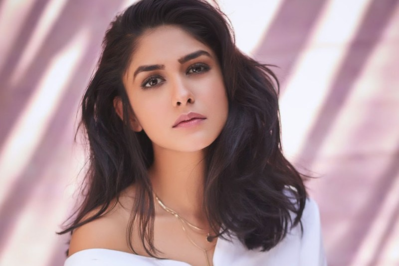 जब शूट से घर आकर रोने लगती थीं Mrunal Thakur