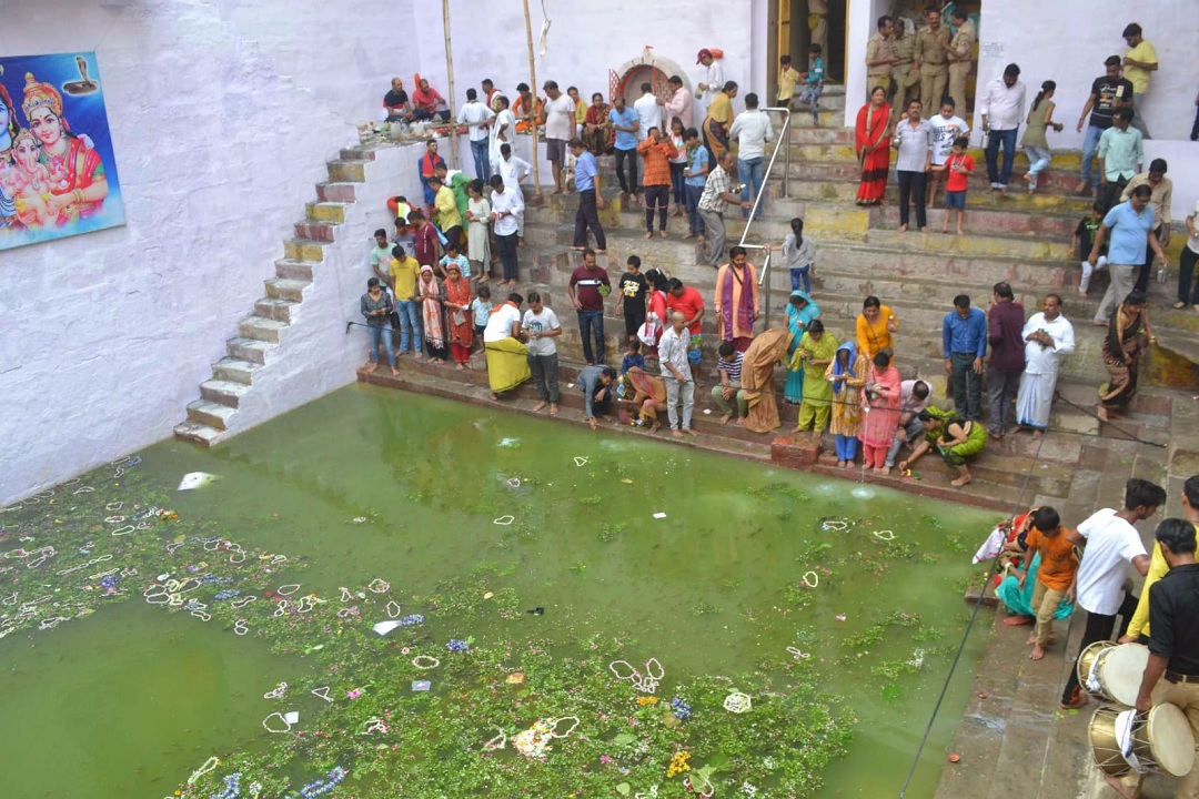 नागपंचमी पर नागकूप में स्नान ध्यान करते श्रद्धालु