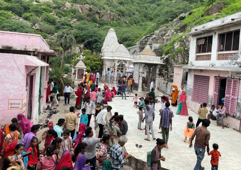 हर हर महादेव से गूंजे शिवालय, भक्तिमय हुआ माहौल