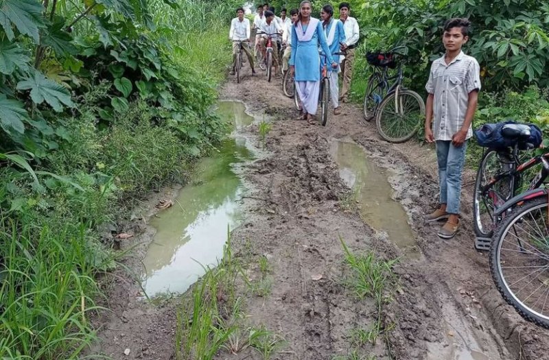 दलदल और कीचडय़ुक्त मार्ग से स्कूल जाने मजबूर हैं छात्र-छात्राएं