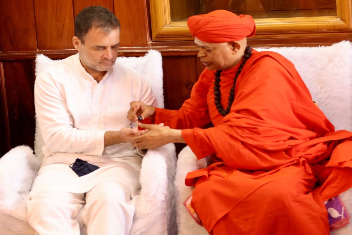 congress-leader-rahul-gandhi-took-ishtaling-initiation-from-lingayat-sect-in-chitradurga.jpg