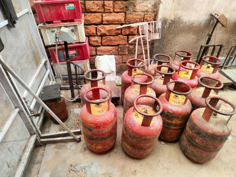 LPG Gas : एलपीजी गैस की वाहनों में रिफिलिंग : 11 जगहों पर पुलिस के छापे