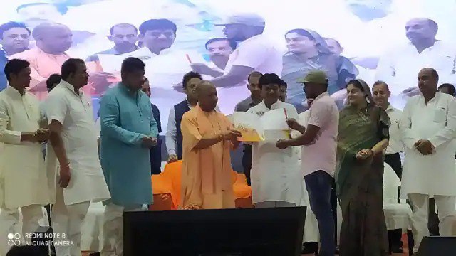 Ration distributed for 3 days CM Yogi gave a gift of 122 crores to Gorakhpur
