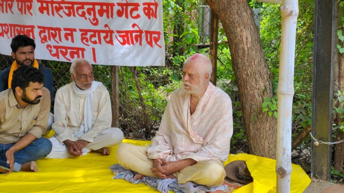 Uday Pratap Singh, father of Kunda MLA Raja Bhaiya doing Protest to Remove Muharram Gate