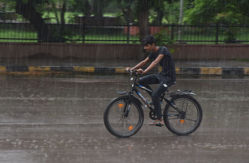 Bikaner Weather: उमस से बेहाल रहा बीकानेर शहर, टुकड़ों में बरसे बादल