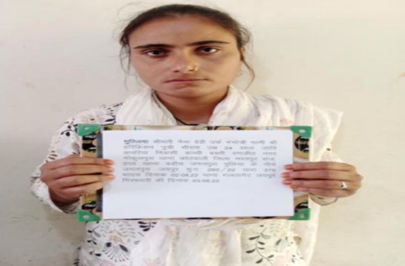 महिला ने काटी मंदिर में जेब, पुलिस ने दबोचा