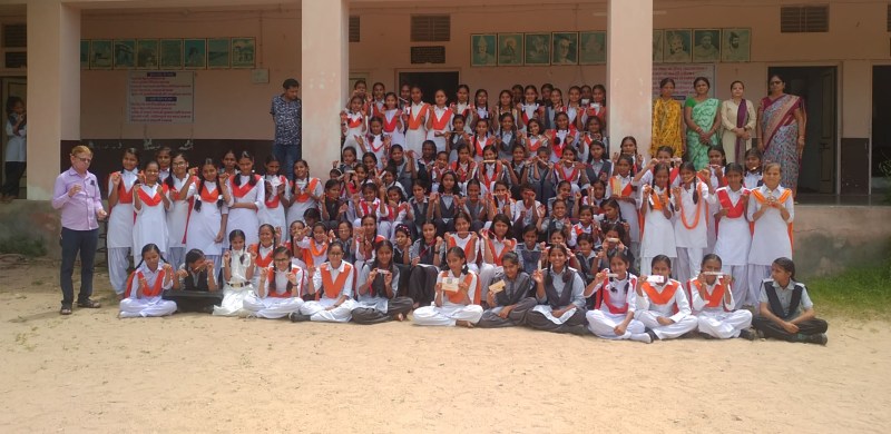 छात्राओं ने सीमा पर तैनात जवानों के लिए सुपुर्द किए रक्षा सूत्र, पत्र लिखा मैं भी देश की सेवा करुंगी