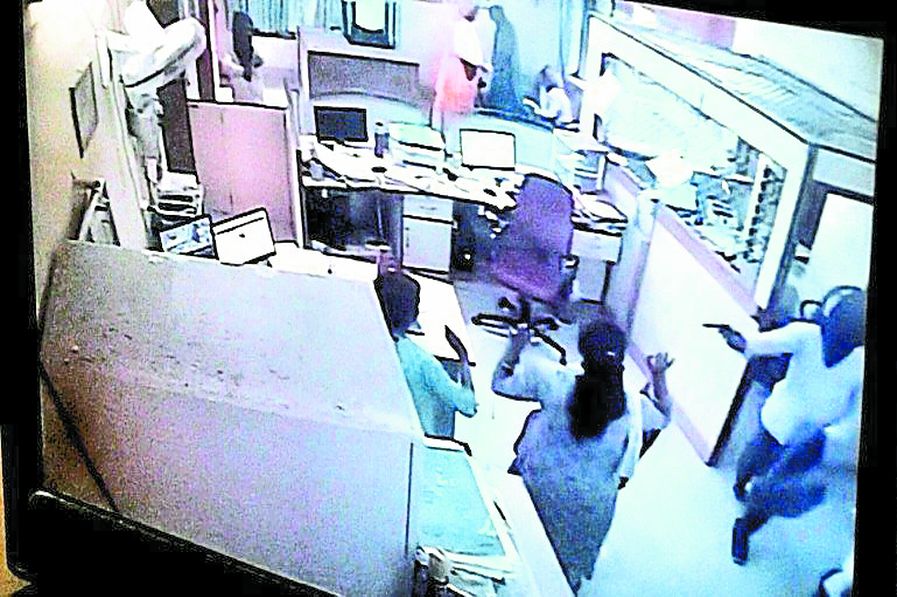 अलवर में लुटेरों का आतंक: अब भिवाड़ी के बाद भूगोर में दिनदहाड़े बैंक लूट ले गए बैंक