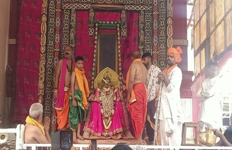 Dakor Ranchorrai Video सावन का झूला : बाल स्वरूप में झूले राजा रणछोडऱाय, देखकर अचंभित हुए श्रद्धालु