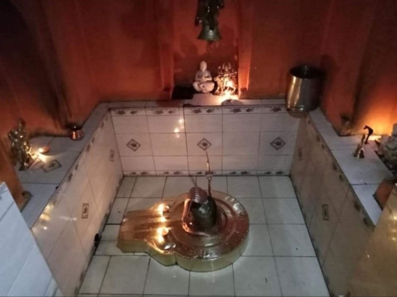 Here the wishes of Narmada are fulfilled by offering water to Shivling