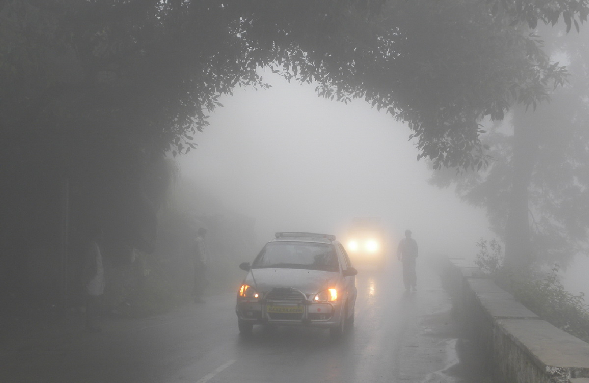 माउंट की वादियों में धुंध के बीच बरखा बहार