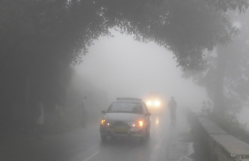 माउंट की वादियों में धुंध के बीच बरखा बहार