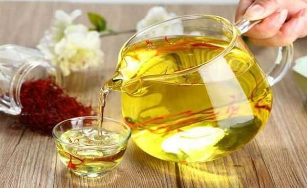 Saffron Water Benefits: केसर का पानी महिलाओं की सेहत और स्किन समस्याओं के लिए है वरदान, जानें इसके अद्भुत फायदे