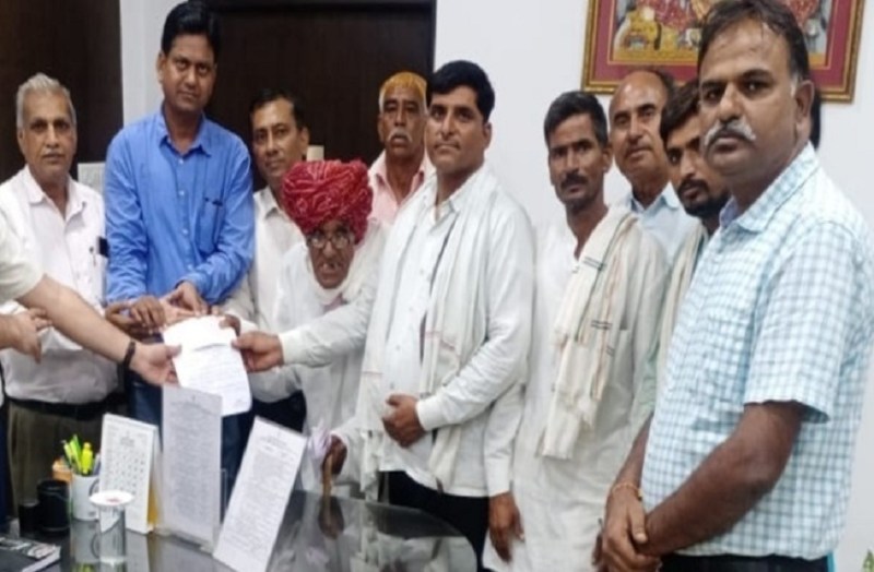 एबरा गांव के ग्रामीणों ने विद्यालय विकास के लिए दिए बारह लाख रुपए