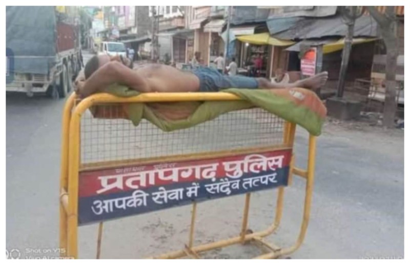 पुलिस बैरियर पर आराम फरमा रहे व्यक्ति का फ़ोटो वायरल, प्रतापगढ़ पुलिस पर उठे सवाल