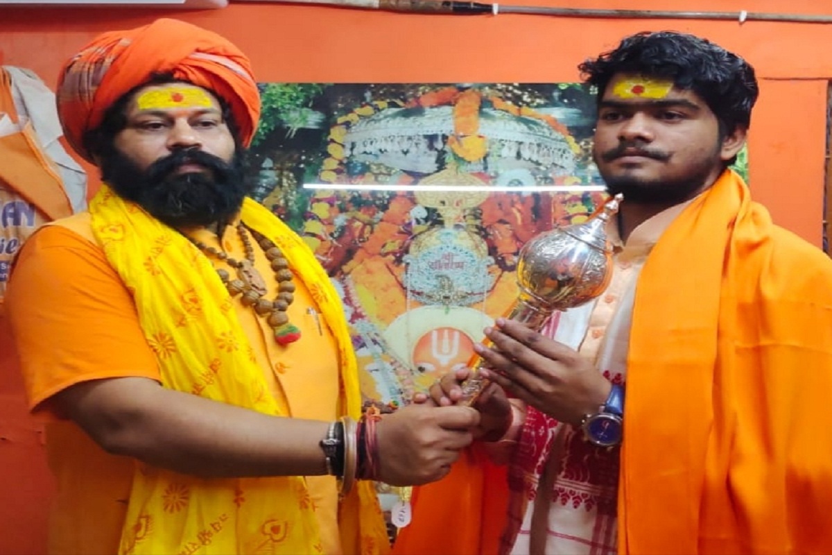 लुलु मॉल में हनुमान चालीसा पढ़ने पर राजू दास ने चांदी की गदा किया भेंट