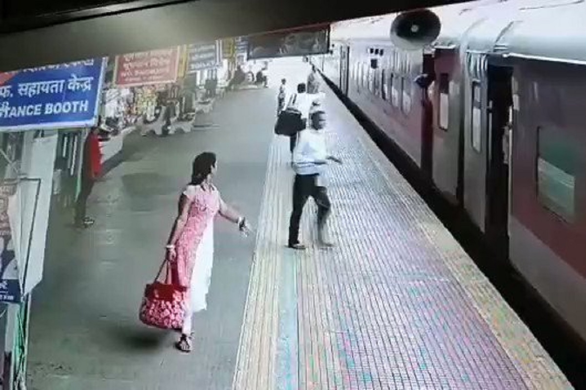 RPF Cop Saves Woman And Her Son Who Slipped Trying to Board Moving Train in West Bengal