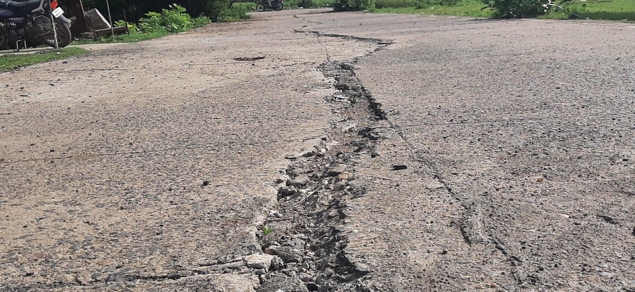 Roads cracked even before the settlement in JDA's colony