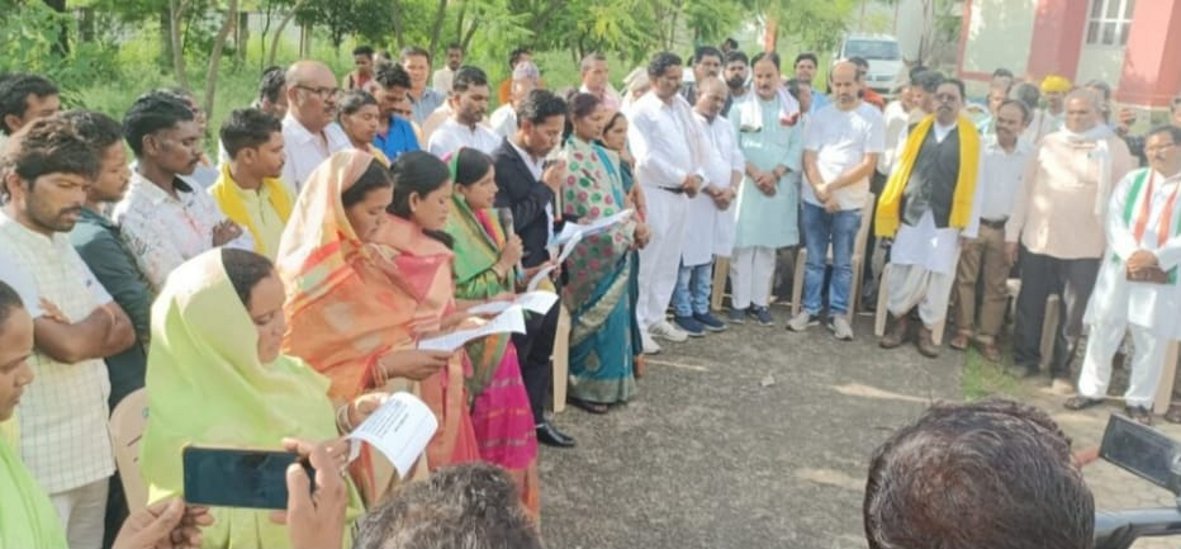 Before the oath, five members including the district panchayat president protested