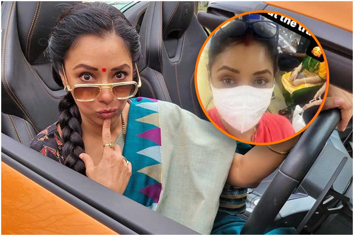 Rupali Ganguly was seen traveling in the metro