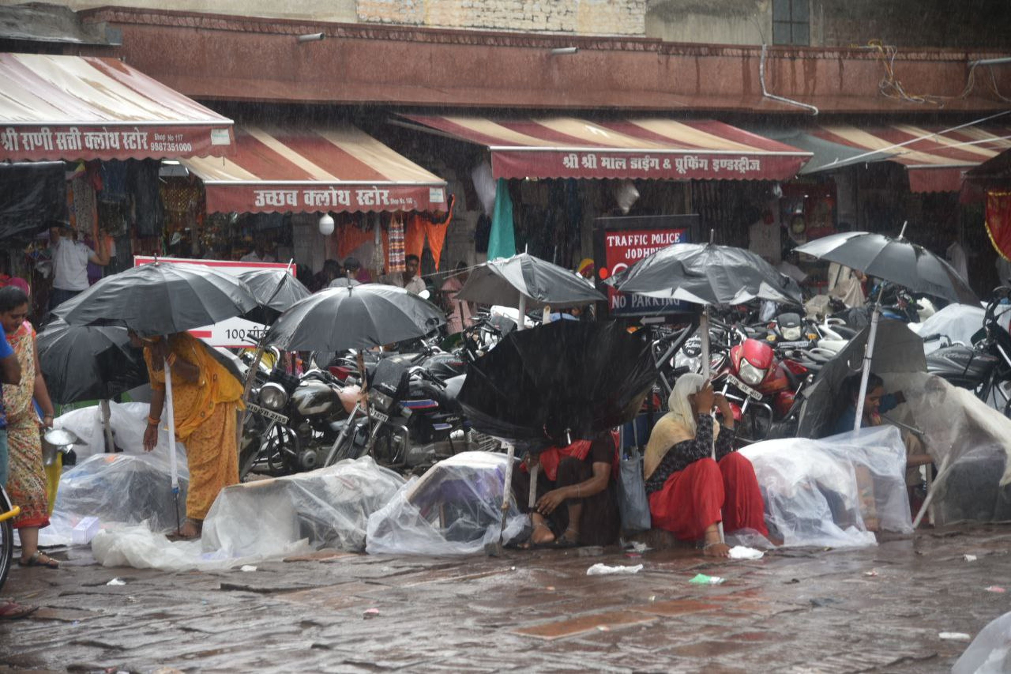 Weather: शहर में दोपहर को तेज हवा के साथ बौछारें