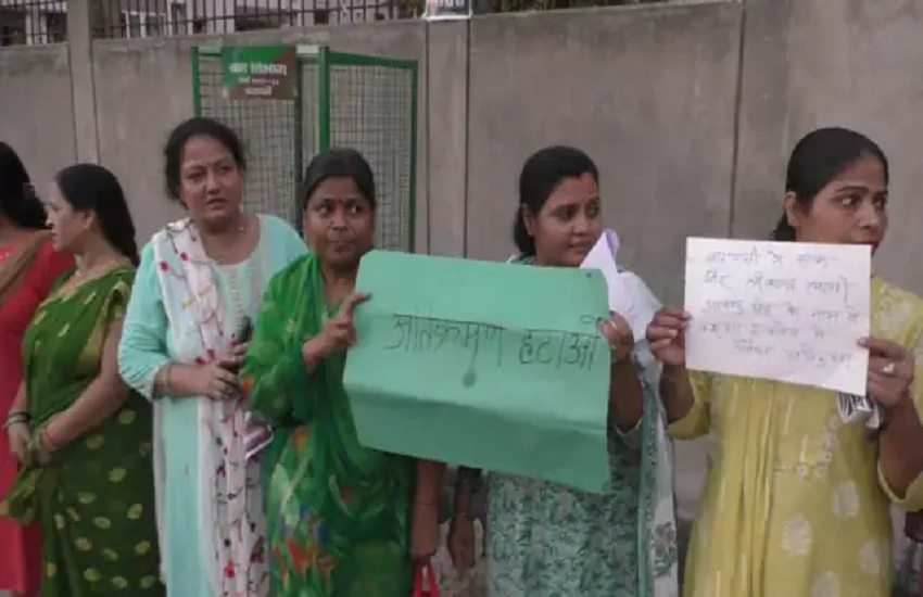 भाजपा नेता के अवैध कब्जे के खिलाफ प्रदर्शन करती महिलाएं