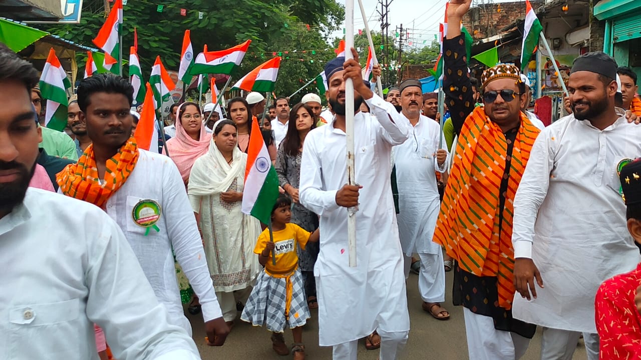 The role of the national flag is important in connecting religion-cast