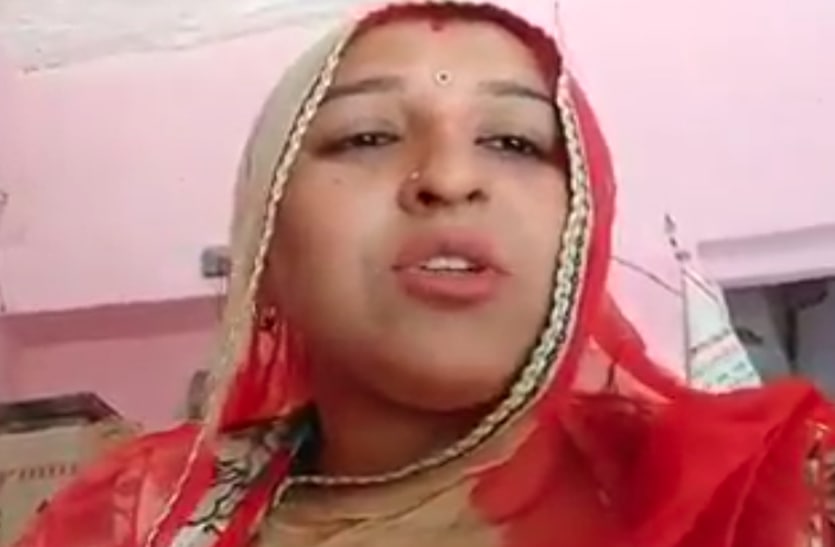 Viral Video Of Barmer Women Giving Challenge to Police